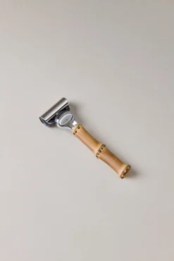 Bamboo root Fusion razor in bamboo