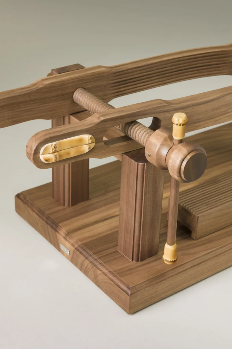 Bamboo root Ham holder