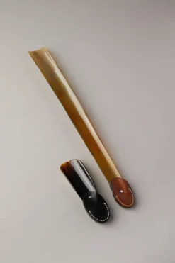 Calzante piatto con impugnatura cuoio - Flat shoehorn with cowhide handle