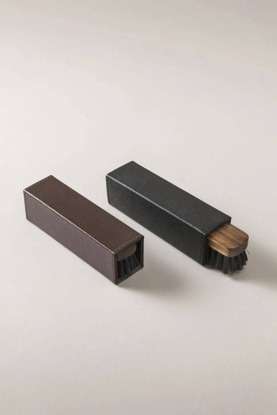Ovangkol Travelling wool brush in a leather case