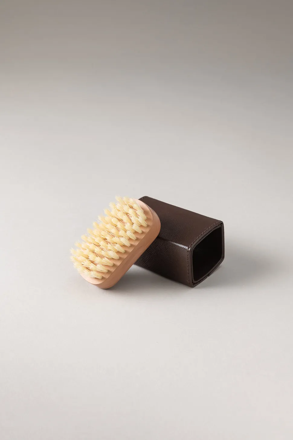 Pyrus Nails brush with leather case (soft bristle)
