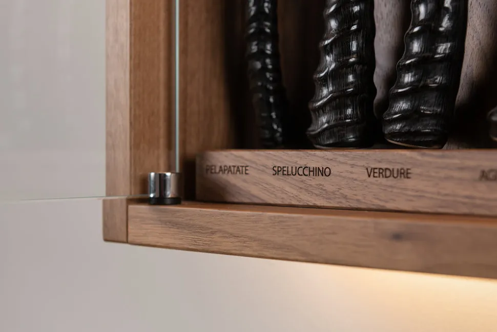 Springbok Medium cabinet wall-mounted knives set