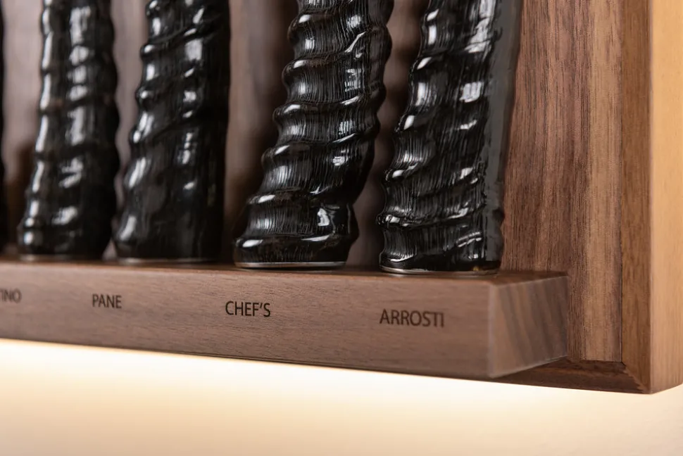 Springbok Medium wall-mounted knives set