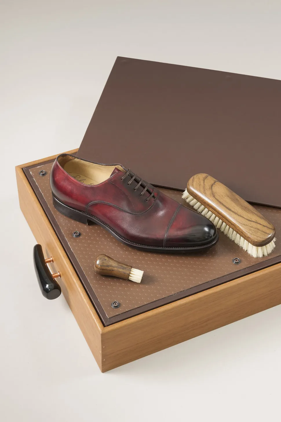 Zebu Shoe shine box with Ovangkol brushes